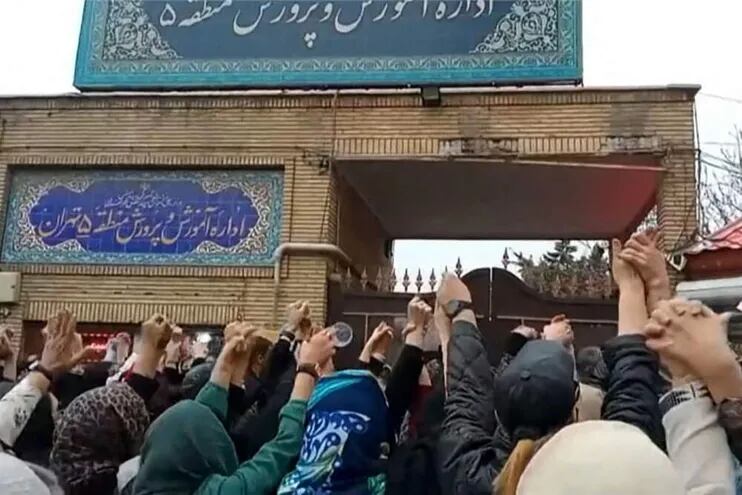 Familias de alumnas víctimas de envenenamiento en Irán protestan frente al Ministerio de Educación en Teherán.