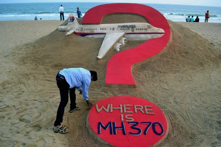 Un artista indio crea una escultura de arena sobre el desaparecido vuelo MH370.