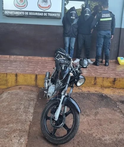 Las evidencias y los detenidos fueron llevados a la Dirección de Policía de Alto Paraná.