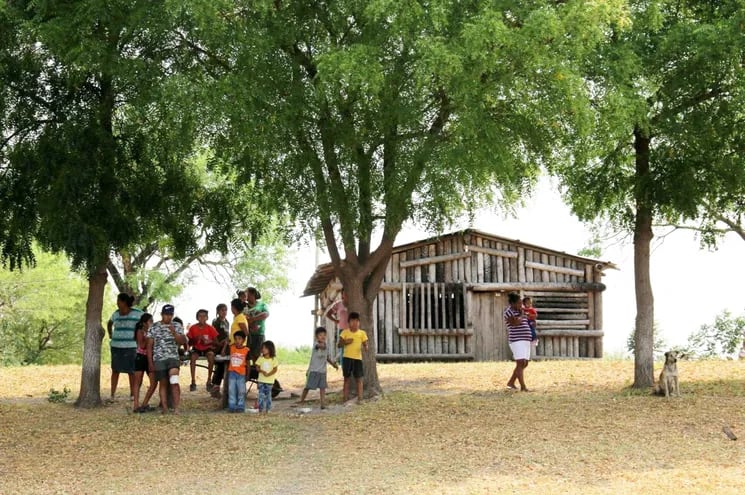 Comunidad indígena a orillas del río Paraguay, 2019.