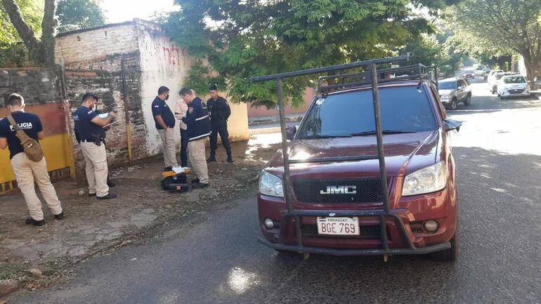 Investigadores de la Policía Nacional junto al vehículo robado y localizado el sábado en el barrio Ciudad Nueva de Asunción.