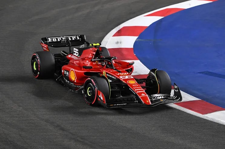 El Ferrari del español Carlos Sainz Jr. durante la sesión de clasificación del Gran Premio de Singapur de la Fórmula 1 en el Circuito Urbano de Marina Bay, en Singapur.