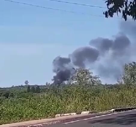 Captura de video del sitio en donde cayó la avioneta, en el barrio Virgen del Rosario de Piribebuy.