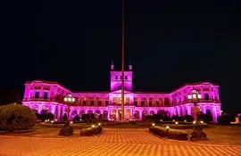 Dentro del marco de la campaña de lucha contra el cáncer de mama, el Palacio de Gobierno se ilumina de rosa.