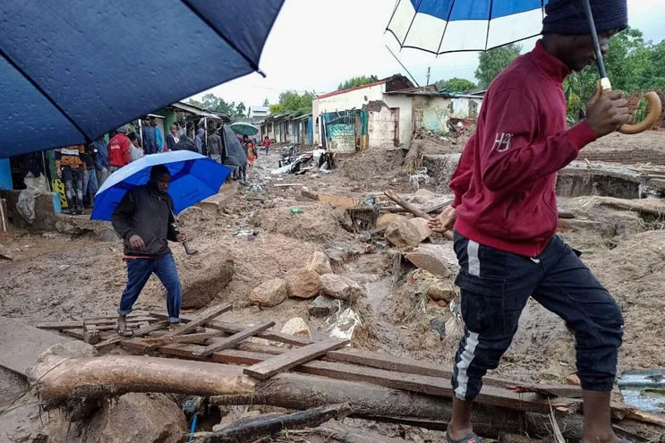 Vecinos cruzan una zona afectada por inundaciones en Blatyre, Malaui, este martes.