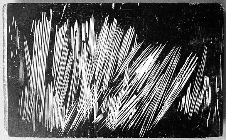 "Lluvia", una obra de Livio Abramo sobre madera, creada alrededor del año 1970.