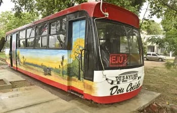 El exterior del ómnibus recuperado  fue pintado con paisajes alusivos al país.
