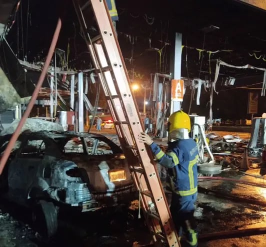 El automóvil y la estructura de la gasolinera fueron afectados por el incendio.