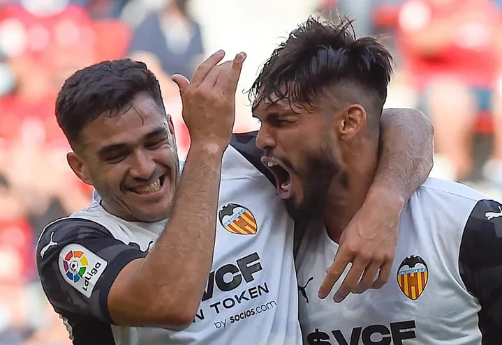 Omar Alderete (d) marcó su primer tanto oficial con la camiseta del Valencia.