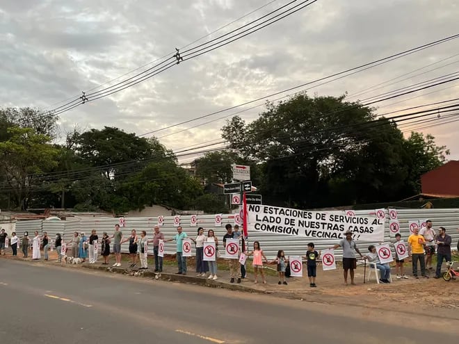 Vecinos del barrio Las Lomas, de Asunción, se manifiestan todos los lunes frente a la futura estación de servicio en su barrio. Están en contra de su construcción.