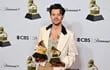 Harry Styles posa con sus Grammy, incluyendo el del Álbum del Año.