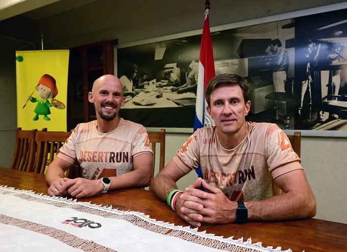 André Walden (37 años) y Oliver Kroll (45) correrán 250 kilómetros en el desierto de Sahara, en Marruecos.