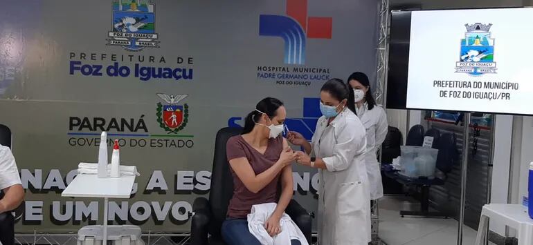 Los primeros inmunizados en Foz de Yguazú fueron los profesionales de la salud. Ahora debieron suspender el proceso, por falta de vacunas.