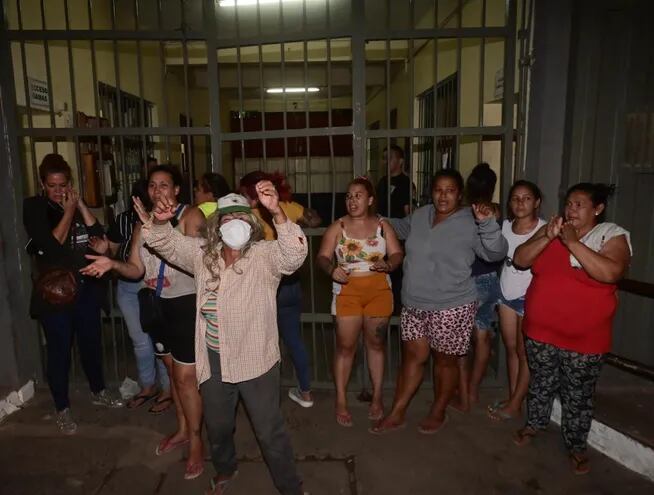 Familiares de reclusos se manifestaron frente a la cárcel de Tacumbú.