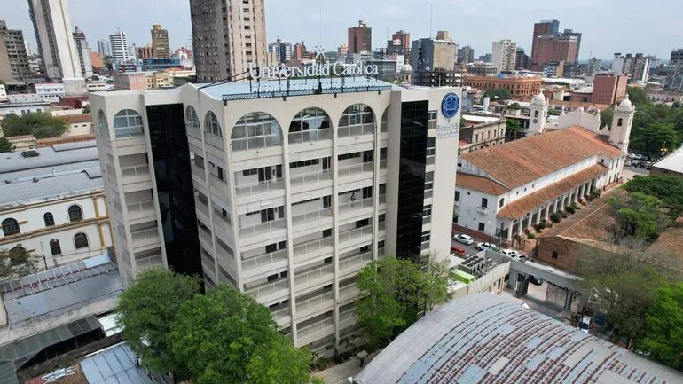 Icónica obra. El nuevo edificio cuenta con una ubicación privilegiada. Tan solo a pasos de la Catedral Metropolitana de Asunción, tal como se observa en la imagen.