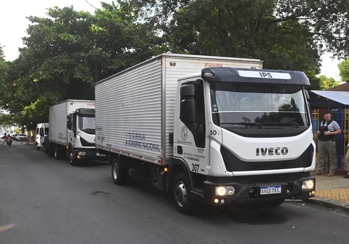 Dos camiones cargados de documentos del IPS fueron depositados el viernes último en el Poder Judicial, luego de una intimación realizada por el juez José Trovato a pedido de la CGR.