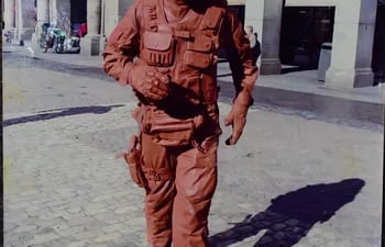 Lucio Ramírez con su vestimenta de soldado de barro en la Plaza Mayor de Madrid. Gentileza.