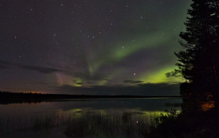 La aurora boreal aparece unas doscientas noches al año en Laponia.