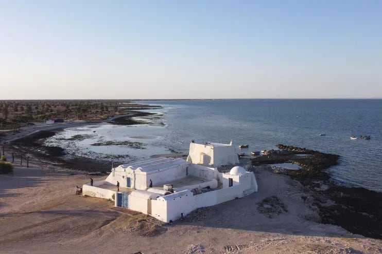 La isla tunecina de Yerba (sur), conocida por su diversidad cultural y religiosa así como por sus playas paradisiacas, fue incluida este lunes en la Lista del Patrimonio Mundial de UNESCO, anunció el director regional de la organización en el Magreb, Éric Falt. "El comité de los Estados miembros de la UNESCO reunido en Riad (Arabia Saudí) acaba de aprobar la inclusión del patrimonio de la isla de Djerba en la lista del patrimonio mundial", se felicitó Falt, que explicó que se trata de siete zonas de la isla y 24 monumentos.