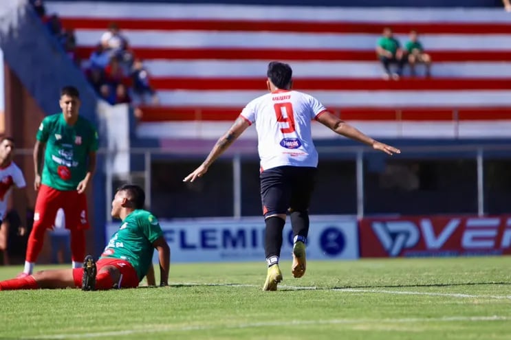 Jorge González Romero (9), sale a festejar el tanto que le dio el triunfo a River Plate sobre el 3 de Febrero de Ricardo Brugada. Foto: APF