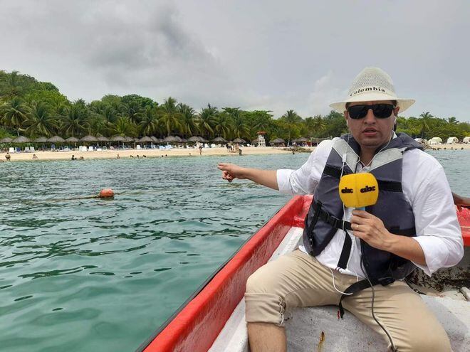 Iván Leguizamón, enviado especial de ABC,  señala la playa donde ocurrió el atentado.