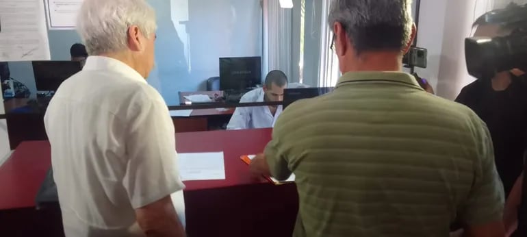 Ricardo Canese y Ermo Rodríguez, presentando el pedido de imputación contra Cartes en mesa de entrada del Ministerio Público.