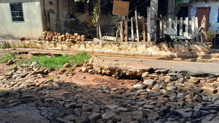 Cráteres en las calles de Ñemby peligran las casas, denuncian moradores, y exigen reparación.