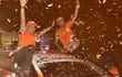 Edgardo Galindo (i) y Agustín Alonso (d), sobre el VW Polo GT R5, festejando en la rampa de llegada, en Luque, la victoria en el Transchaco Rally 2023.