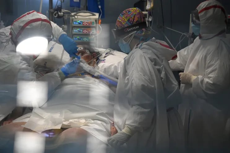 Trabajadores sanitarios atienden a un paciente en la Unidad de Cuidados Intensivos (UCI) Covid-19 del Hospital Del Mar de Barcelona el 20 de enero de 2021.