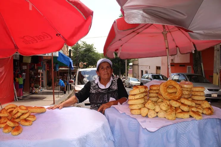 Saturnina Ramírez se dedica a la venta de chipa desde hace 50 años.