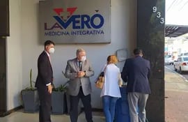 Las autoridades frente a la clínica La Veró al momento de su clausura.