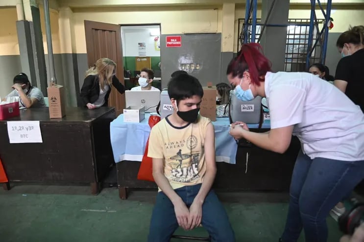 Un adolescente se vacuna contra el COVID-19.
