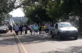 Los trabajadores del Hospital Regional de Ciudad del Este marcharon este jueves sobre la ruta PY07.