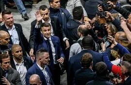 El presidente francés, Emmanuel Macron, saluda a su llegada a un evento de su campaña en busca de la reelección.