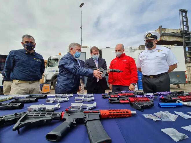 Piezas de armas incautadas por las autoridades de Aduanas de Chile.