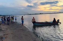 Rescatistas durante las tareas de búsqueda de los cuerpos de las personas ahogadas el domingo en el río Paraguay, en la zona de Ypané.