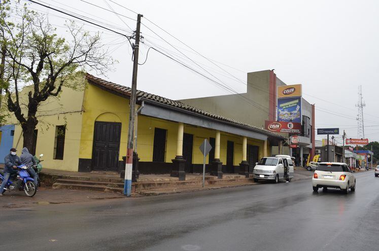 En el fondo se observa al supermercado Colón, ubicado en la avenida Tte. Nicasio Insaurralde, en el centro de Guarambaré.