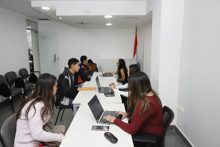 La sede del Viceministerio del Trabajo abre sus puertas a los jóvenes para postularse a las distintas ofertas laborales.