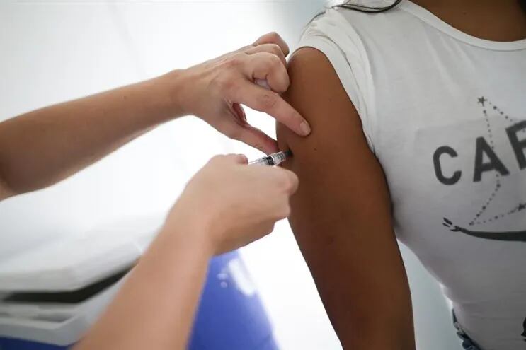 Una persona recibe una dosis de la vacuna contra la covid-19.