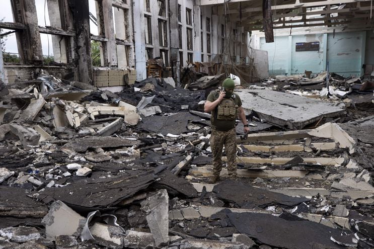 Un militar recorre las ruinas del edificio del complejo deportivo politécnico, que fue atacado con un misil ruso, durante esta madrugada, en Járkov (Ucrania). En los últimos días los ataques rusos han subido mucho tanto en número como en potencia.