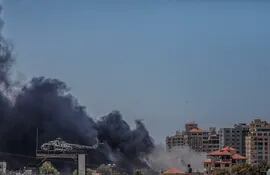 El humo se eleva tras un ataque israelí en la ciudad de Gaza, el 13 de mayo de 2021. En respuesta a días de violentos enfrentamientos entre las fuerzas de seguridad israelíes y los palestinos en Jerusalén, varias facciones militantes palestinas en Gaza lanzaron ataques con cohetes desde el 10 de mayo que mataron al menos a seis israelíes hasta la fecha.