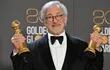 Steven Spielberg posa con los Globos de Oro de mejor dirección y mejor película en categoría drama que recibió por "Los Fabelman".