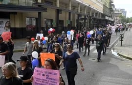 Los contadores marcharon ayer por la calle Palma hasta la sede del Ministerio de Hacienda, en donde presentaron una copia de la nota de reclamo.