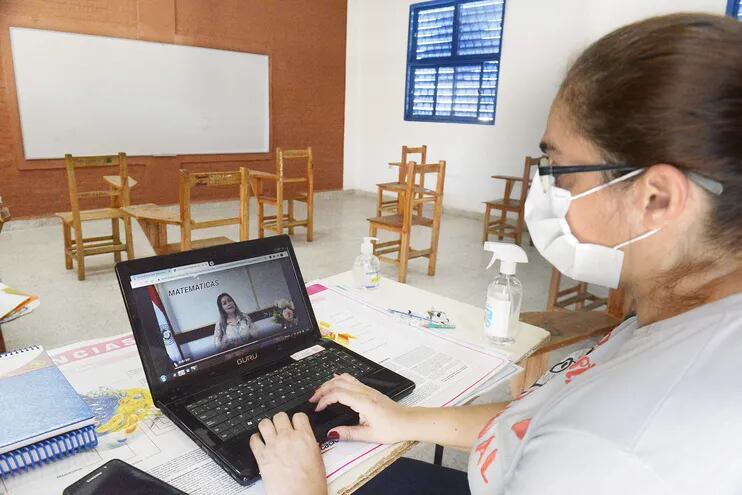 Ante el avance del covid, actualmente un 80% de los alumnos tienen clases virtuales. Cientos de docentes enseñan a través de la computadora, en aulas vacías o espacios personales.