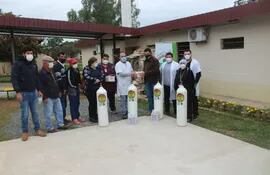 Directivos de la Asociación de cañicultores del departamento Central hacen entrega de balones de oxígeno a las autoridades del centro de salud de Guarambaré.