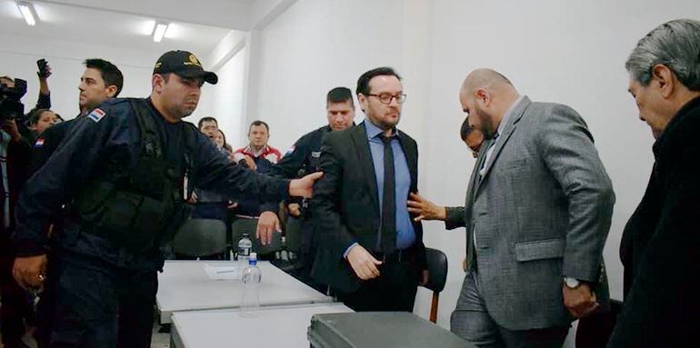 Matías Añez Marecos (de lentes), luego de escuchar su sentencia en un juicio oral y público realizado en julio de 2019. Ayer se confirmó su condena de 22 años.