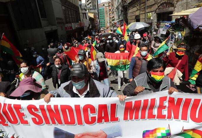 Opositores, en distintas ciudades de Bolivia, marcharon contra la decisión de la justicia de encarcelar a la expresidente interina, Jeanine Áñez.