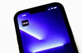Uber dijo el viernes que estaba investigando un “incidente de seguridad cibernética” y se negó a comentar informes según los cuales un joven pirata informático había logrado acceder a la red digital de la empresa de transporte.