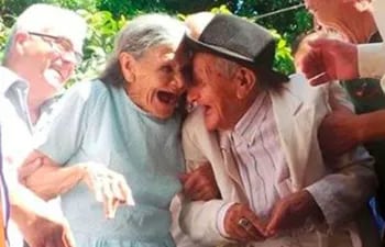 plenos-de-felicidad-los-abuelitos-celebran-animadamen-te-el-momento-en-que-se-les-entregaba-su-flamante-vivienda-en-pilar--230207000000-1281672.jpg
