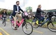 Personas utilizando este nuevo sistema de bicicletas compartidas en Bogotá.